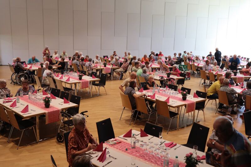Datei:OB Albrecht kocht 2023 Speisesaal.jpg