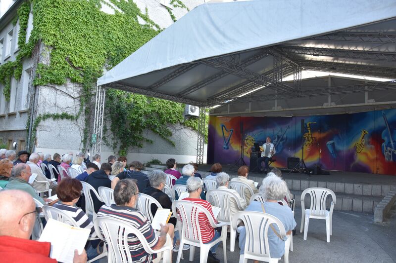 Datei:Pressefoto Singen in der Allee.JPG